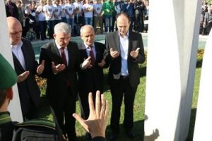 Na mezar Alije Izetbegovića položeno cvijeće: Bio je naš uzor i učitelj!