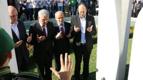 Na mezar Alije Izetbegovića položeno cvijeće: Bio je naš uzor i učitelj!