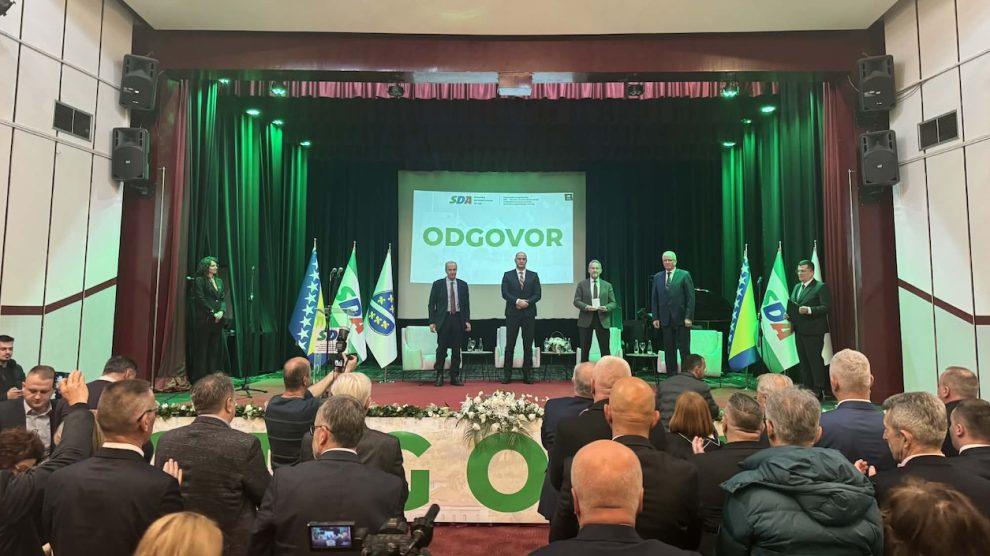 Travnik: Uz veliku posjećenost održana javna tribina SDA „Odgovor“