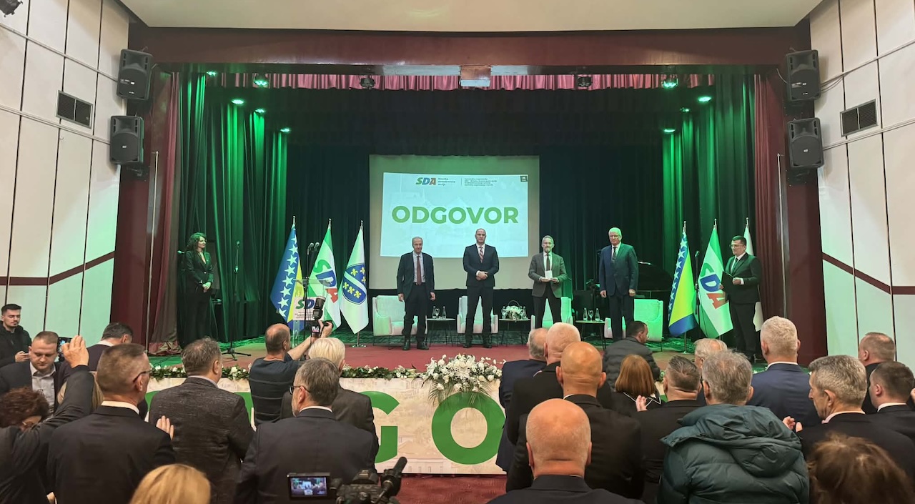 Travnik: Uz veliku posjećenost održana javna tribina SDA „Odgovor“